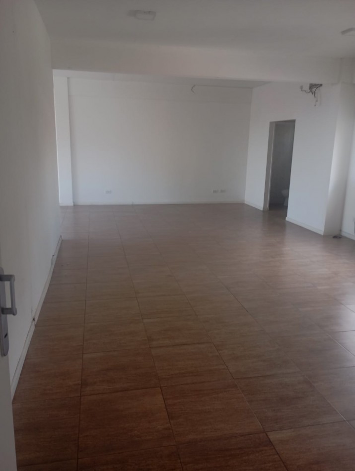 oficina amplia a la calle , 2 baños , kitchenette ,,luminosa