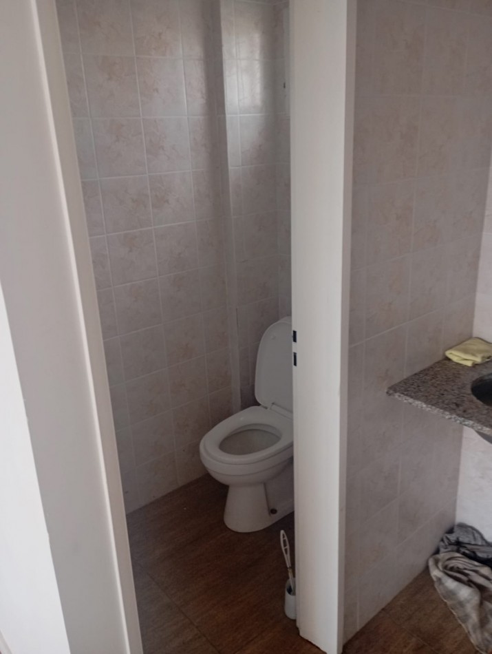 oficina amplia a la calle , 2 baños , kitchenette ,,luminosa