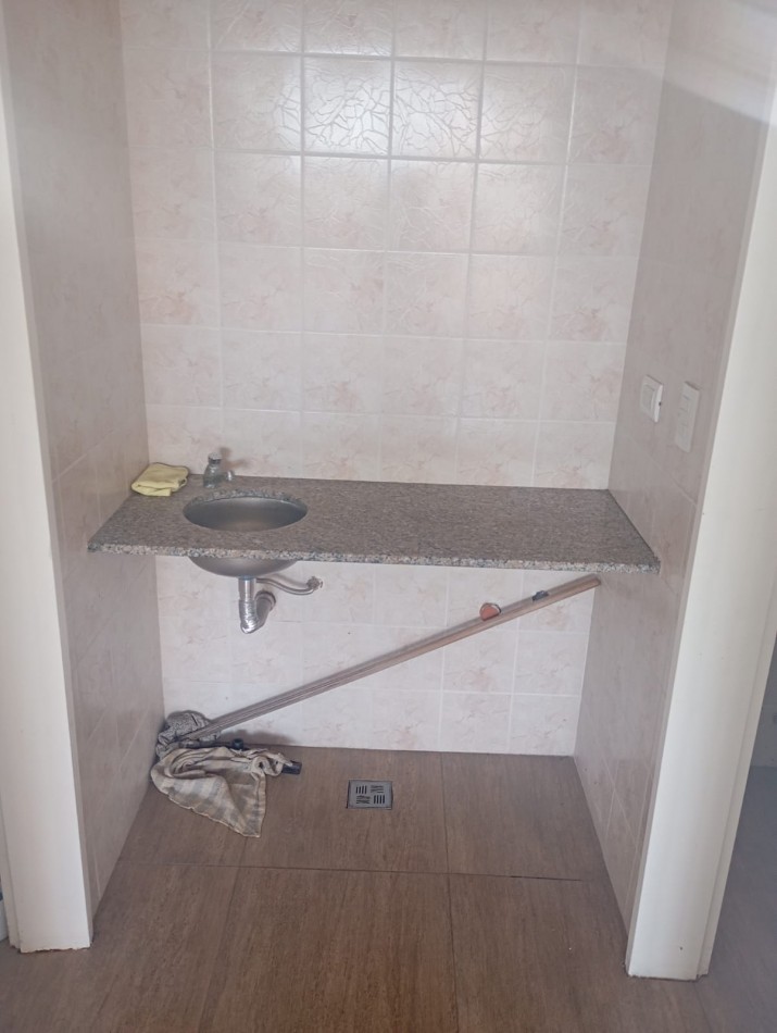 oficina amplia a la calle , 2 baños , kitchenette ,,luminosa