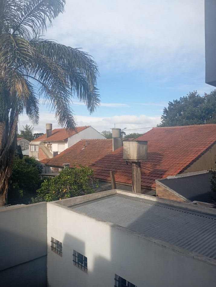 oficina amplia a la calle , 2 baños , kitchenette ,,luminosa