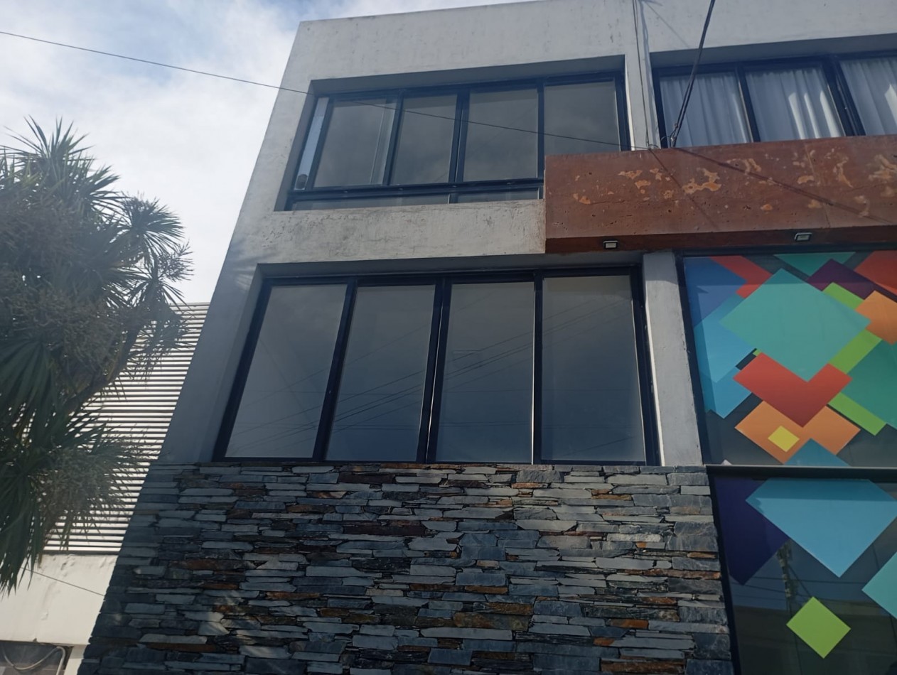 oficina amplia a la calle , 2 baños , kitchenette ,,luminosa