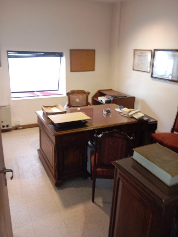 Oficina en tribunales sin expensas , sin muebles con 2 cocheras descubiertas , 