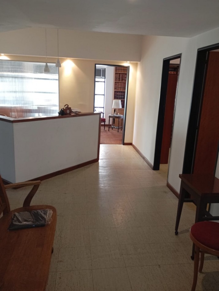  Oficina en tribunales sin expensas , sin muebles con 2 cocheras descubiertas , 
