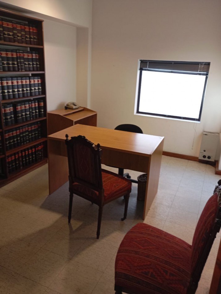  Oficina en tribunales sin expensas , sin muebles con 2 cocheras descubiertas , 