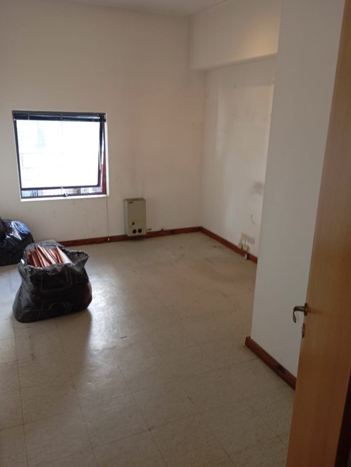  Oficina en tribunales sin expensas , sin muebles con 2 cocheras descubiertas , 