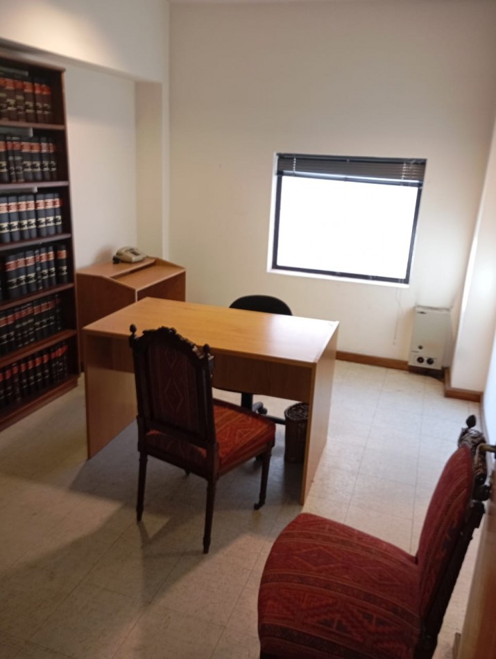 Oficina en tribunales sin expensas , sin muebles con 2 cocheras descubiertas , 
