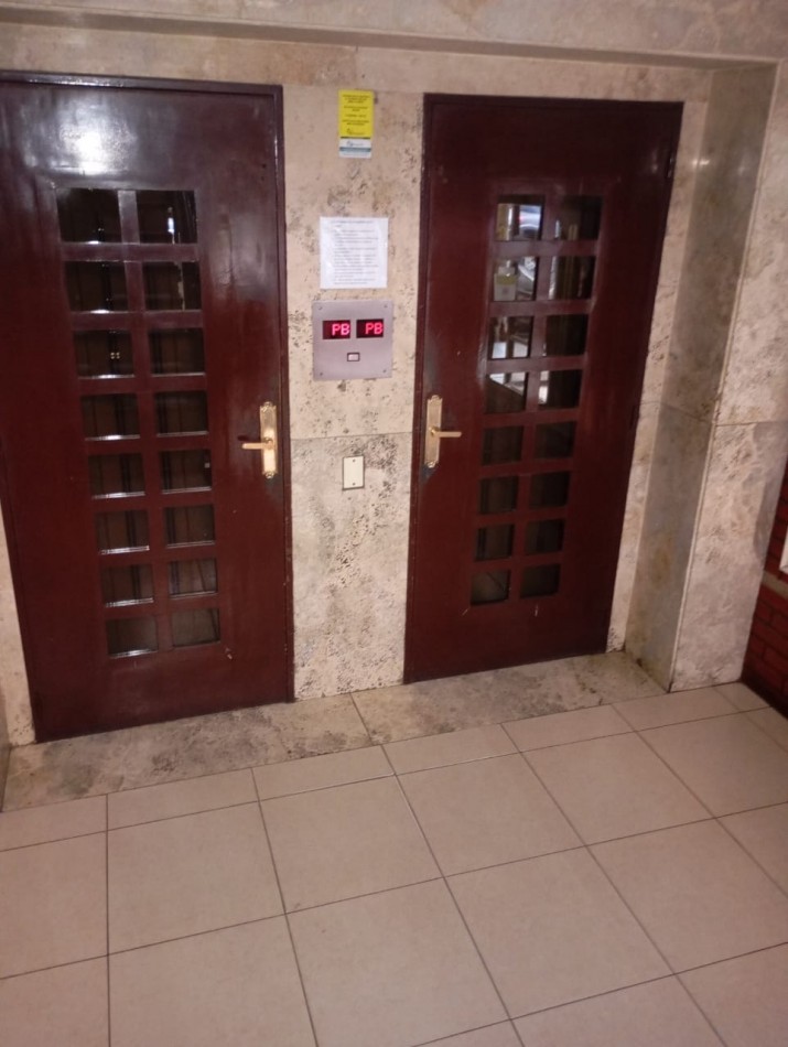  Oficina en tribunales sin expensas , sin muebles con 2 cocheras descubiertas , 
