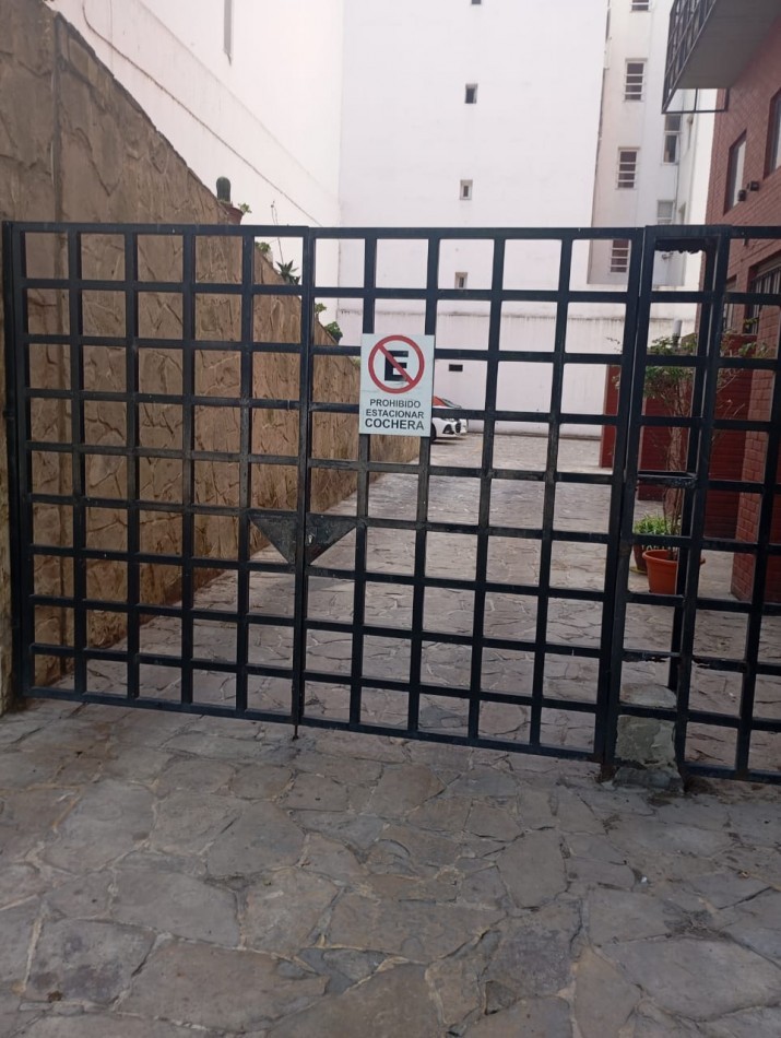  Oficina en tribunales sin expensas , sin muebles con 2 cocheras descubiertas , 