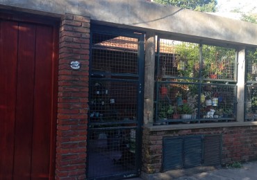 Oficina con 2 despachos ,living permite dividirlo en tercer despacho , a la calle , sin expensas , uso profesional , piso 1 por escalera , entrada independiente ,  sin muebles